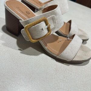 Tommy Bahama slip on tan sandals in size 7